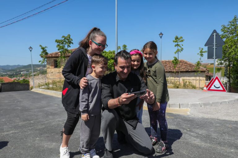 Erion Veliaj në fshatin Gurrë e Vogël: Tashmë ka rrugë të re, kanalizime dhe ndriçim LED