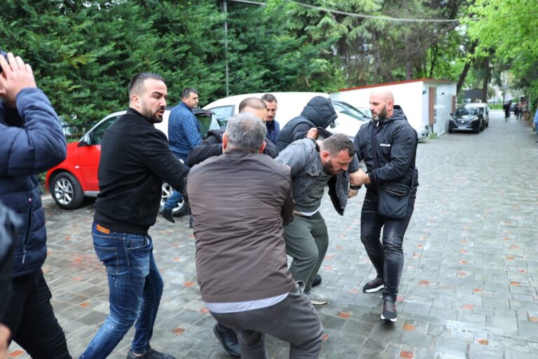 FOTO/ Protesta para bashkisë, ish-deputeti Strazimiri: Dukej si rrëmbim i qytetarëve, jo ndalim