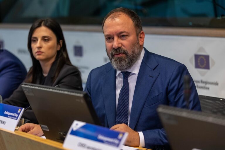 ”70% e ligjeve të BE zbatohen”, ministri Mazniku: Duke filluar nga qershori, pagat në bashkitë e vendit do të rriten