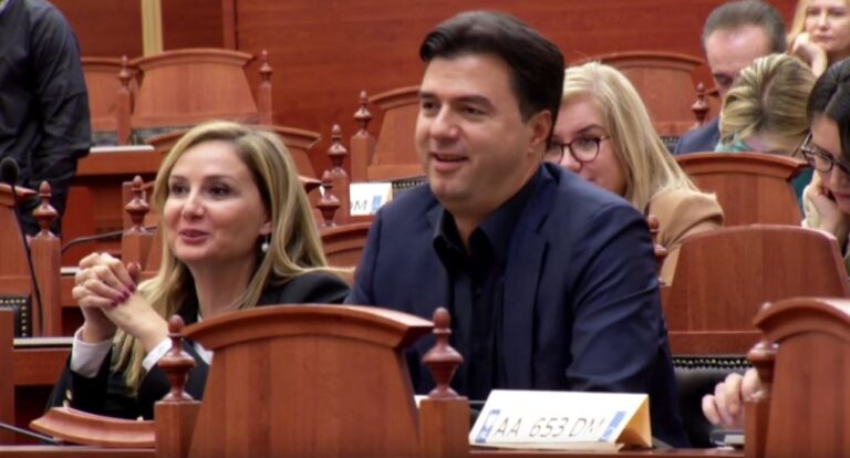 FOTO/ Të ulur në krah, Basha dhe Tabaku kapen duke qeshur në Kuvend