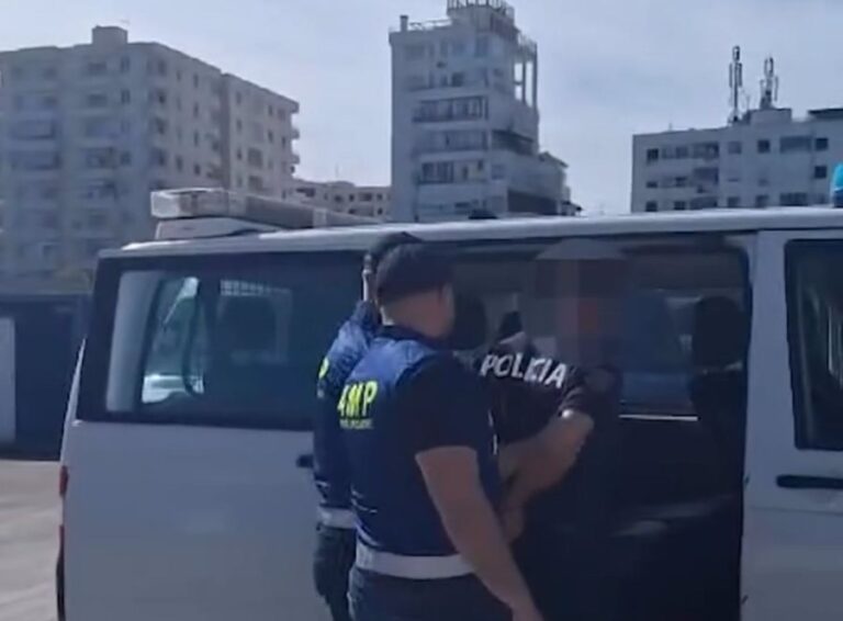 Makina me a*më u kap në Bari, arrestohet polici që e la të kalonte në Durrës. Shmangu qëllimsht kontrollin