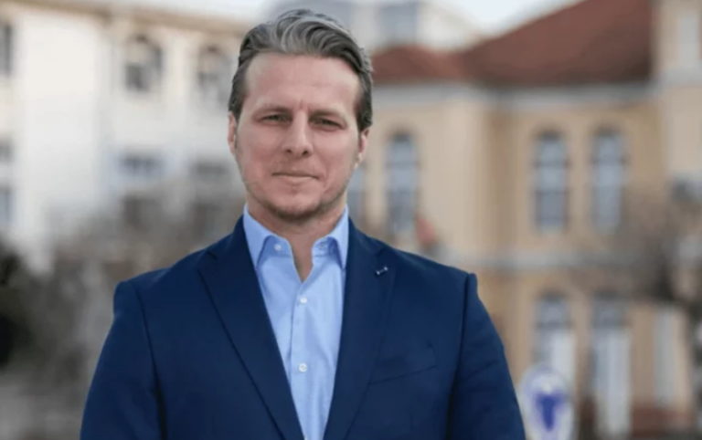 Zihen shqiptarët e Serbisë, Presidenti Vuçiç gjen rastin dhe shkarkon kryebashkiakun e Preshevës