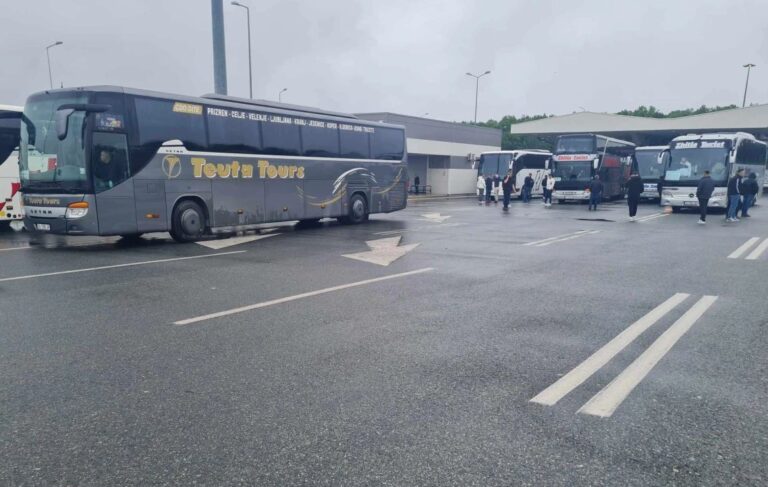 Lirohen 300 qytetarët e Kosovës të ndaluar në kufirin Serbi-Kroaci, BE: U shkel marrëveshja për lëvizjen e lirë
