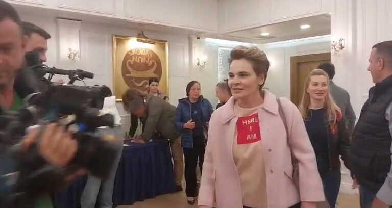 VIDEO/ Monika Kryemadhi në mbledhjen e komitetit drejtues kombëtar të PL, mesazhi thumbues në bluze