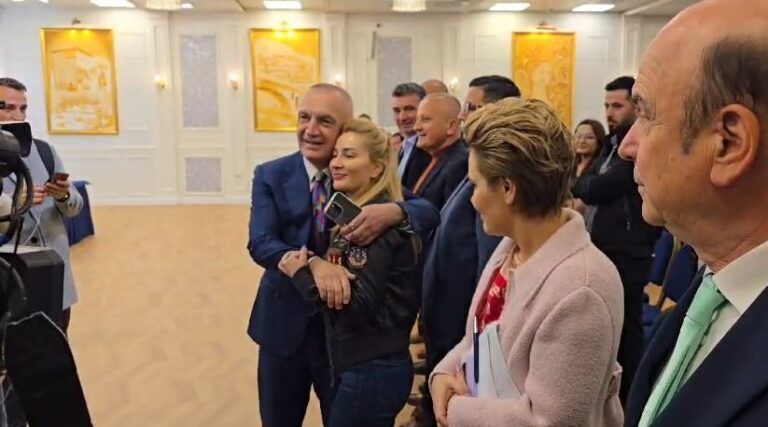 VIDEO/ ”O, paskemi mysafire”, Meta batuta dhe përqafim me Elona Gurin. Monika i tregon bluzen