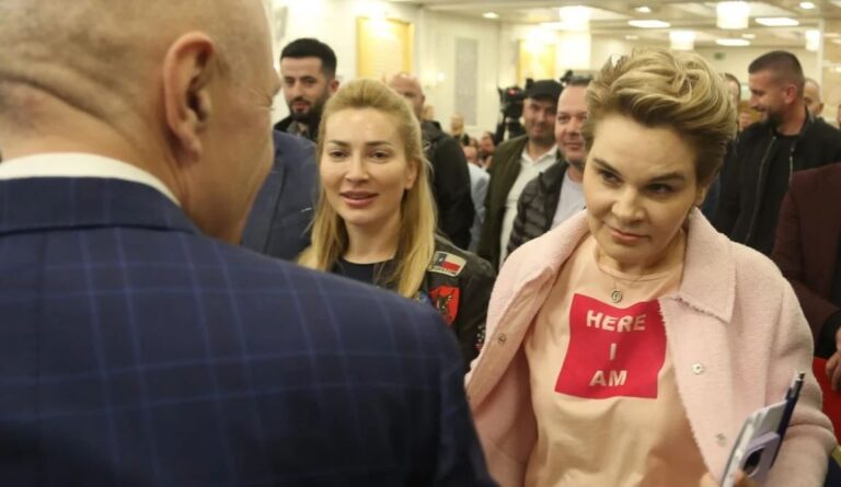 Çfarë është nepotizmi? Meta hap google dhe i thotë Monikës: Partitë politike jo biznes familjar