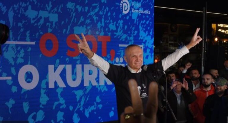 ”Lironi liderin e opozitës”, Meta vesh bluzë me mesazh dhe shkon tek ”rruga e Salës”: Berisha është në piedestal