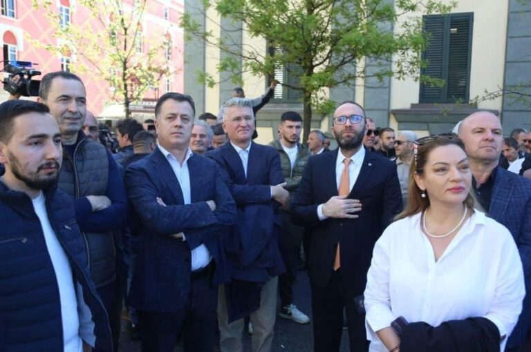 Protesta para Bashkisë, Bardhi thotë se është qytetare. Tregon sesi do të vijojë skenari