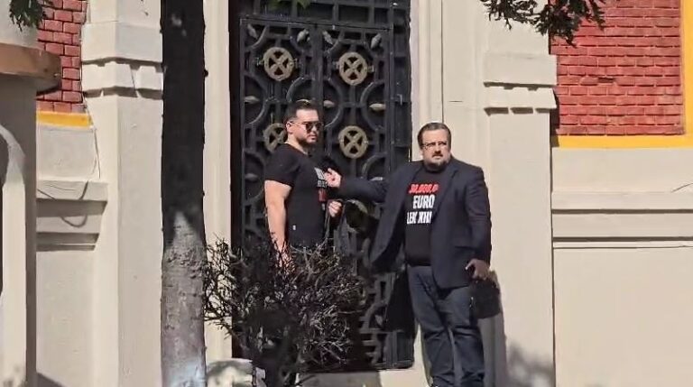 Këshilli Bashkiak e kthen mbledhjen online për shkak të protestës, Teliti: Shpirtin opozitar s’e ndal askush