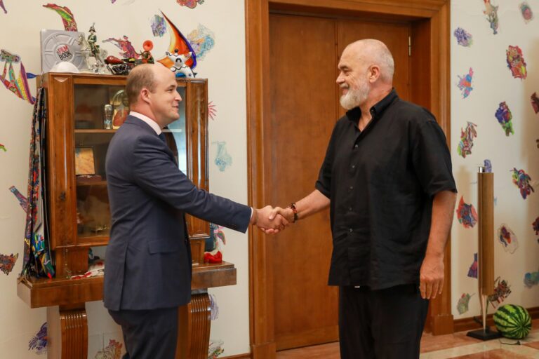 PS tre mandate në pushtet, i dërguari i SHBA-së në Tiranë: Me kënaqësi presim zgjedhjet e ardhshme