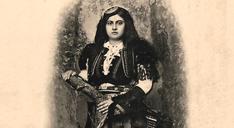Kartolina, dritarja prejku bota u njoh dhe u magjeps me bukurinë e gruas dhe veshjes tradicionale shqiptare