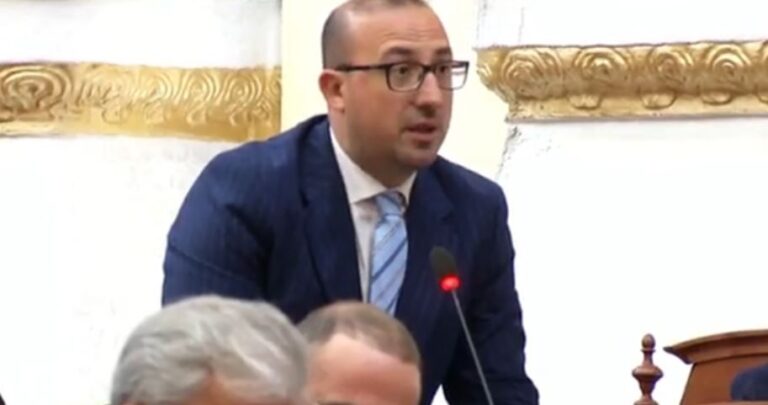 Korreshi-Felajt: Ju po vidhni gjithë buxhetin s’po themi gjë, na lini të vjedhim çik fjalën
