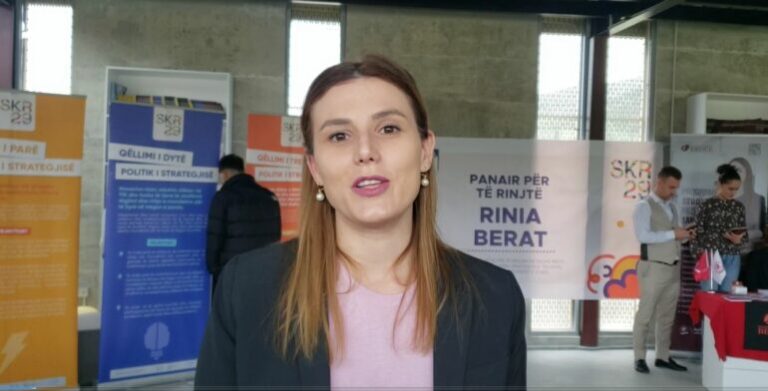 Ministrja Muzhaqi në Berat: Qyteti ka të rinj të interesuar për të mësuar çdo mundësi që është në dispozicionin e tyre