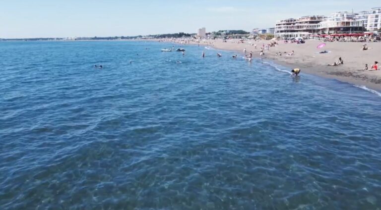 Benet Beci uron “Drekën e mirë!” nga plazhi i Velipojës