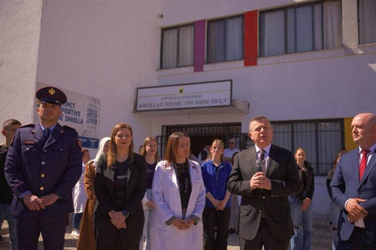 Ministri Balla nga shkolla ”Ibrahim Muça”, bën thirrje: Bashkëpunim me të rinjtë kundër dr*gës, dh*nës dhe bull*zmit