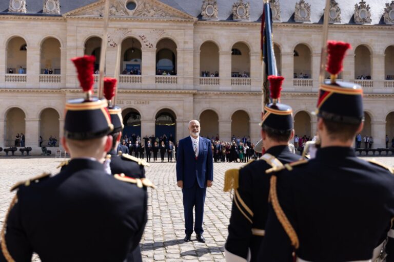 FOTO/ Paris, Rama pritet me nderime ushtarake në Oborrin e Nderit të ”Les Invalides”
