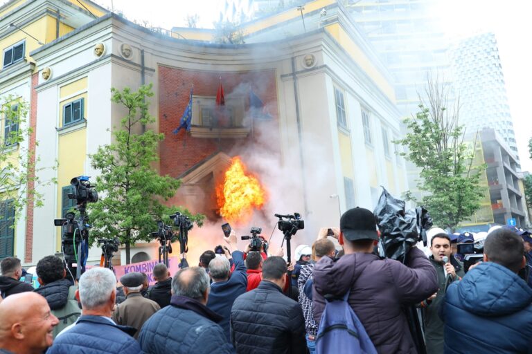 Molotovët drejt Bashkisë së Tiranës, OSBE: Protesta paqësore akt demokratik, dhuna jo