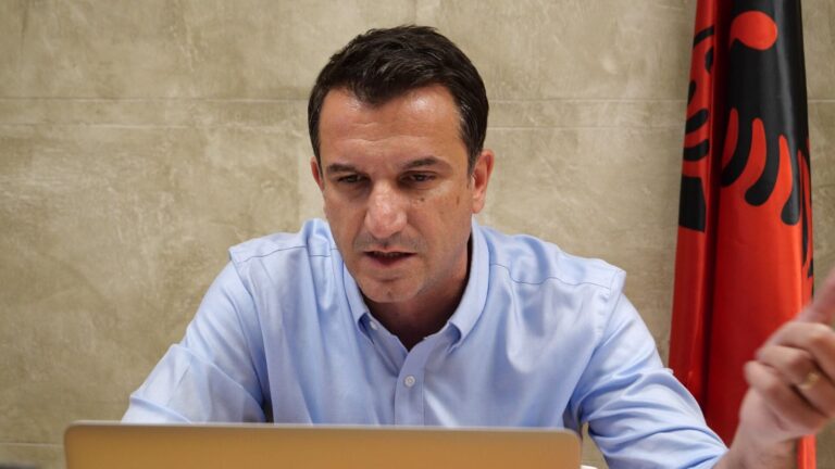Mbyllet mbledhja e Këshillit Bashkiak, miratohen dhënia e titullit “Qytetar Nderi” për Ali Ahmetin dhe emërtimet e rrugëve për Remzi Hoxhën dhe Tomor Malasin