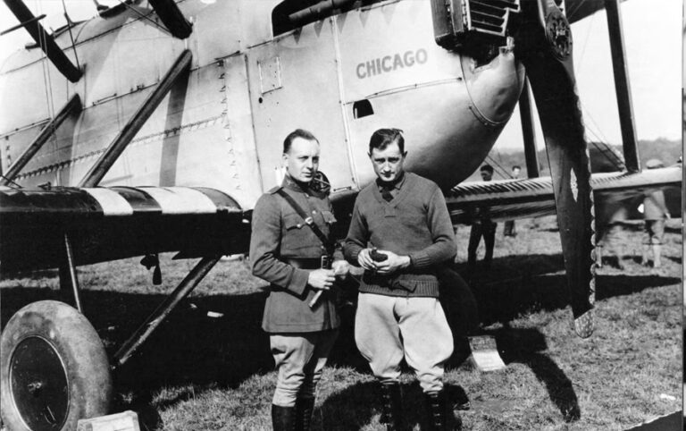 Përskaj sovjetikëve: Fluturimi i parë rreth botës nga 8 pilotë amerikanë