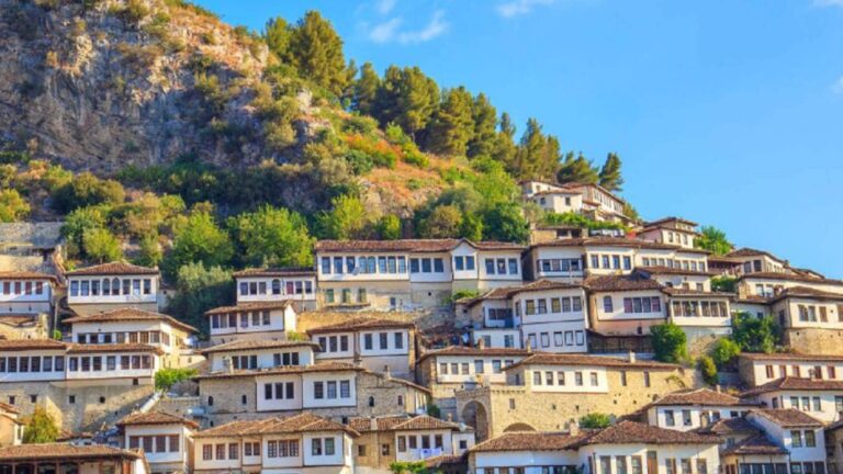 Media spanjolle: Zbuloni Beratin, qytetin përrallor në Shqipëri