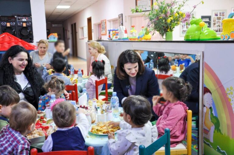 Ministrja Koçiu në Shtëpinë e Foshnjës “Hanna dhe Rozafa”: Solidaritet dhe bashkëpunim për fëmijët në nevojë