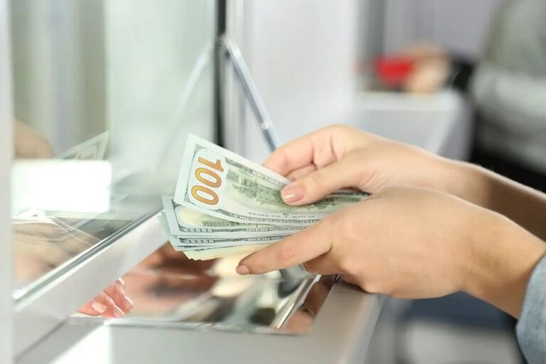 Jo vetëm Euro, edhe depozitat në USD arritën rekord historik