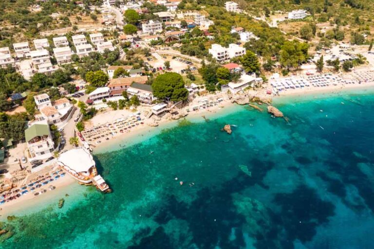 “Daily Express”: Vizitoni Dhërmiun, fshatin brilant me jetë nate magjepsëse!