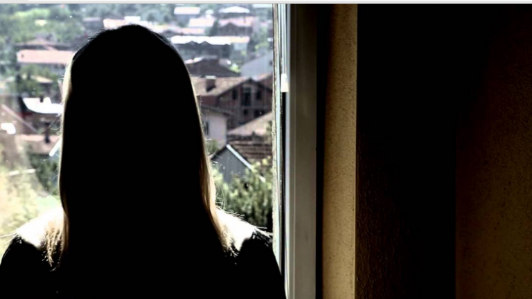 ​“Jeta ime ka përfunduar aty, e bënë në prani të djalit” – rrëfimi rrëqethës i të mbijetuarës së dhunës seksuale gjatë luftës