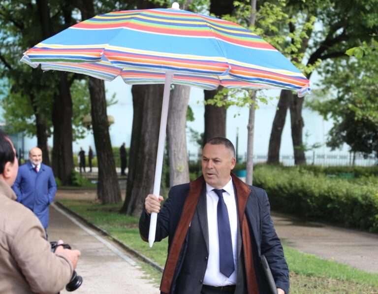 Deputeti i PD shkon në Kuvend me çadër plazhi (Foto)