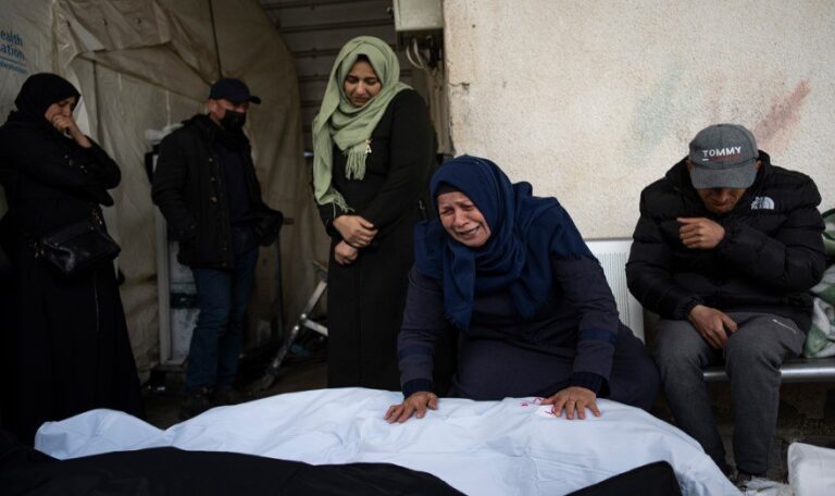 BBC publikon shifrat tronditëse: Lufta në Gaza i mori jetën 13.800 fëmijëve, 70% e viktimave gra dhe të mitur