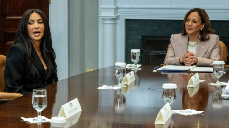Kim Kardashian në Shtëpinë e Bardhë, pritet nga zv/presidentja Harris për të diskutuar…