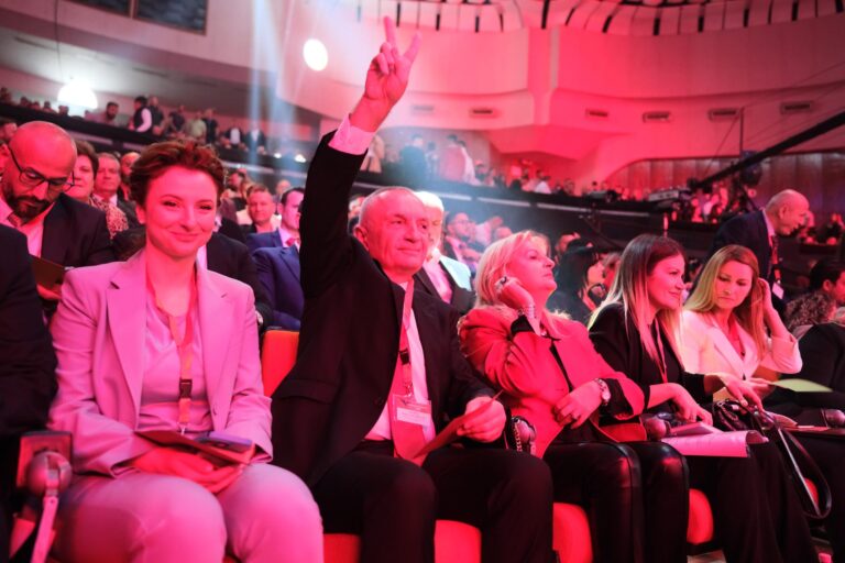 Pas 6 orësh, mbyll punimet Konventa Kombëtare e PL-së. Meta ”divorc politik” me Kryemadhin, dhe bunkerizon partinë