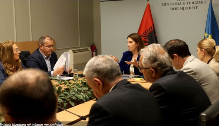 Ministrja e Turizmit, ultimatum prefektëve: Tolerancë zero për struktura betoni në plazhe