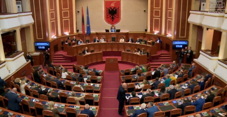 Rai 3 ”zapton” Parlamentin, deputetët e opozitës dhe të PS-së “harrojnë” shqetësimet e qytetarëve