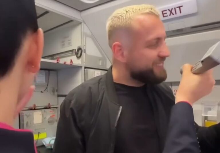 Luizi bën “stjuardesën” në avion, iu flet pasagjerëve në avion (VIDEO)