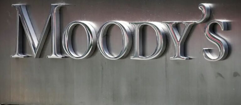 Moody’s për Shqipërinë: Borxhi publik pritet të ulet në  56.3% në vitin 2024 dhe ekonomia të rritet me 3.5%