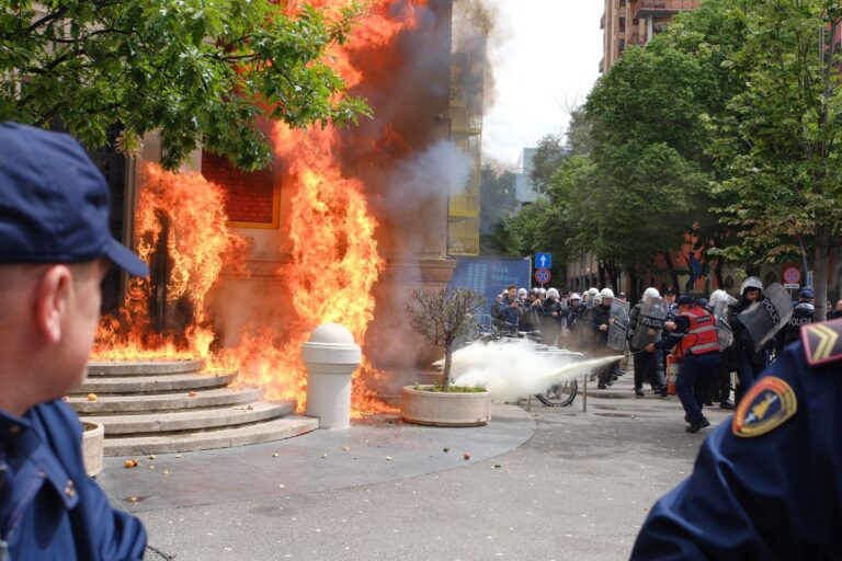Hodhën molotov gjatë protestës para Bashkisë së Tiranës, arrestohen dy persona