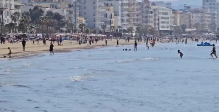Plazh në prill! Durrësi mbushet me pushues, temperatura vere në pranverë
