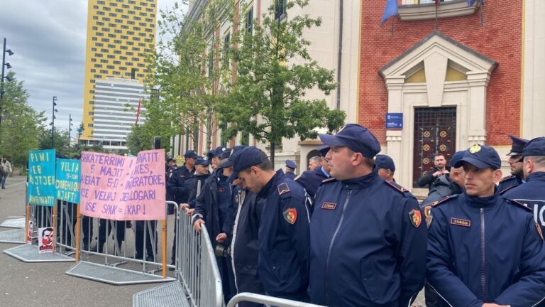 Gjykata liron dy protestuesit që hodhën molotov para Bashkisë së Tiranës