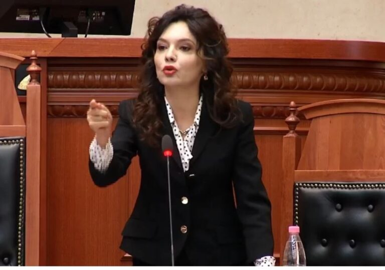 Spiropali për Berishën e Metën: Njëri ulëret në majë të pallatit, tjetri i sulet SPAK-ut me delir