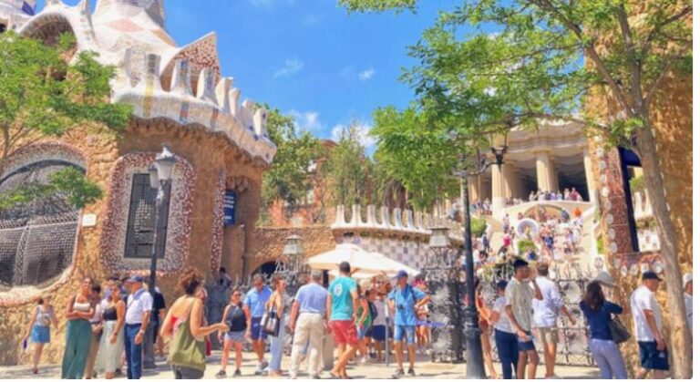 Çfarë është taksa turistike dhe pse shumë vende po e vendosin?