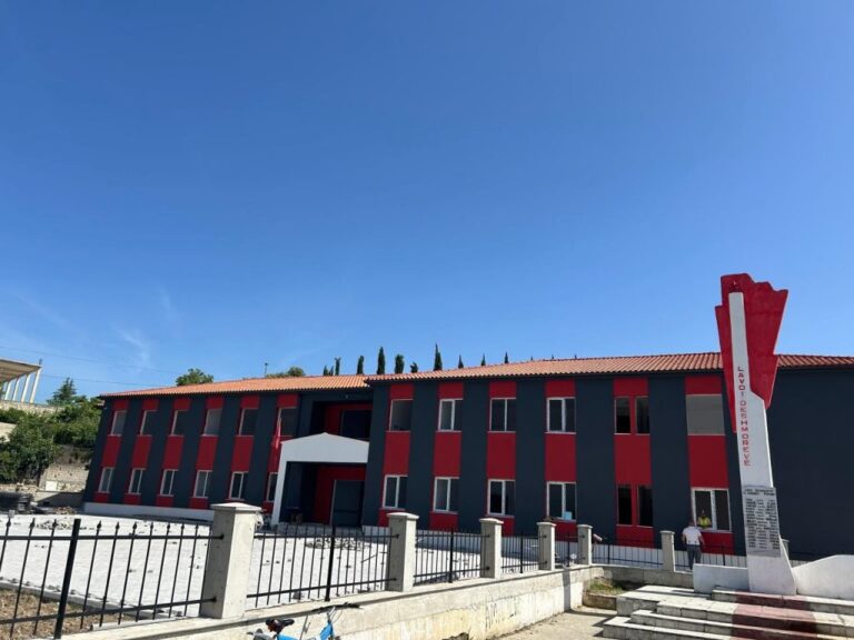 Ministrja Manastirliu: Infrastrukturë më e mirë për 250 nxënësit e shkollës “Perondi” në Kuçovë