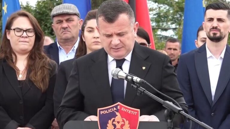 Ceremonia e rivarrimit të pesë dëshmorëve të atdheut, ministri Balla: Duhet t’i konsolidojmë rezultatet