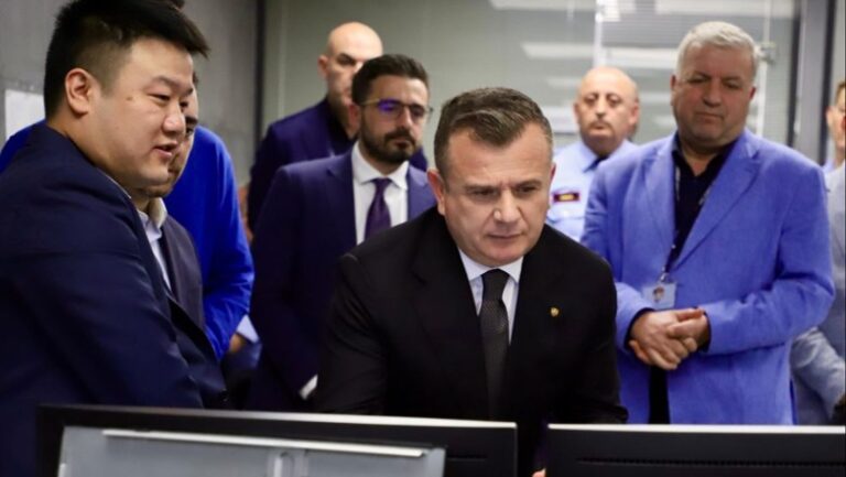 VIDEO/ Projekti ”Smart City”, ministri Balla me inxhinierët: Monitorim nga Policia me kamera dhe inteligjencë artificiale