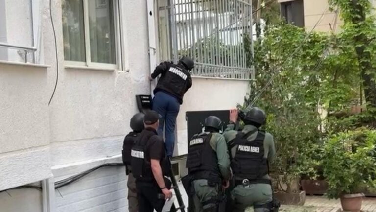Babai i mbajti pe*g për disa orë, fëmijët: Na tha po sul*ohemi nga armiku