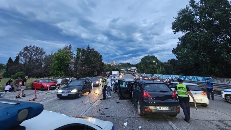 Aksident në Durrës, përplasen 4 mjete. Janë të paktën 7 persona të plagosur, mes tyre 3 fëmijë