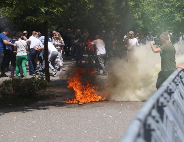 Mol*tov pranë gazetarëve në protestë, AMA: Të ndiqet ligjërisht çdo akt që su*mon drejtpërdrejt ekipet e medias