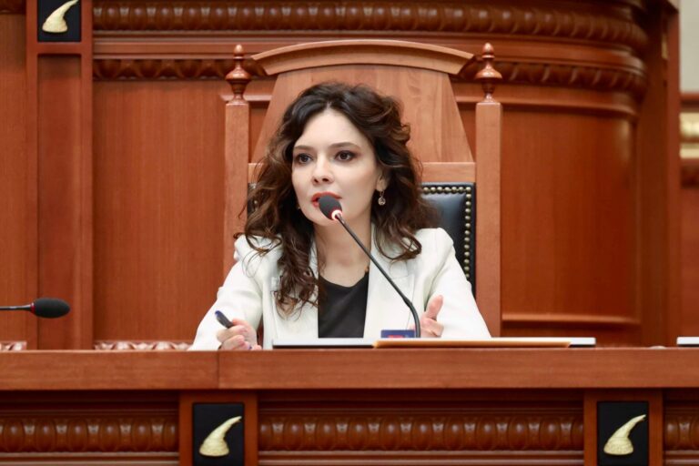 Për ata që paradite bërtasin “në burg, qeni” dhe pasdite ulërasin “poshtë SPAK-u”