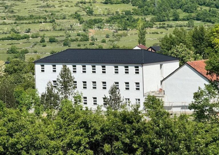 Drejt përfundimit shkolla e re në Bicaj të Kukësit, ministri Mazniku: Kushtet më të mira për nxënësit dhe mësuesit