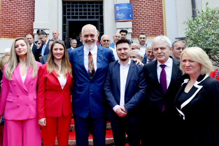 Ali Ahmeti ”Qytetar Nderi i Tiranës”, Edi Rama poston foton e veçantë: Kujtim nga një ditë e shënuar